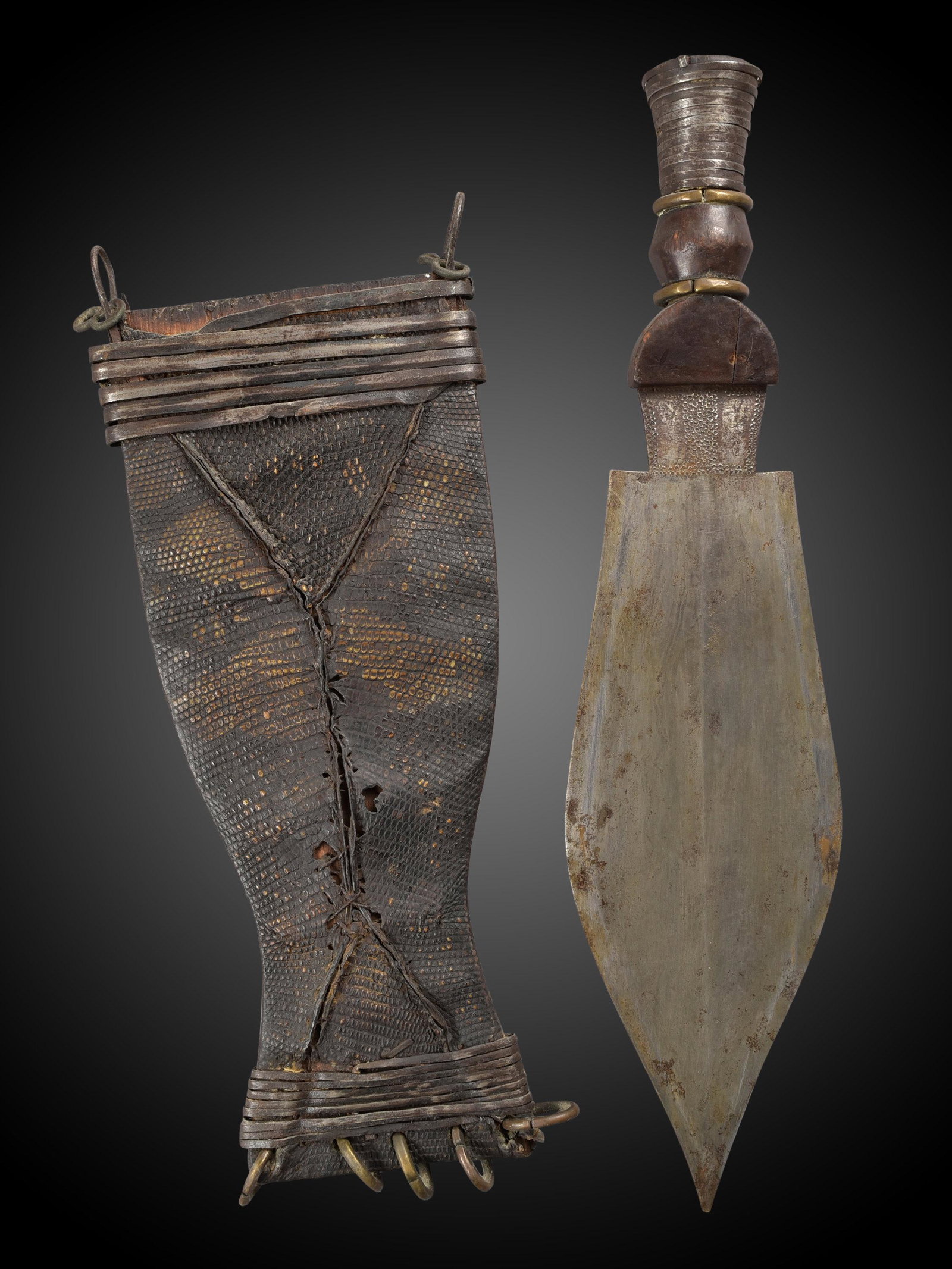 A Fang Short Sword with Sheath: Zeremonial-Schwert mit Scheide Fang, Makaa, Gabun, Kamerun Ohne Sockel / without base Holz, Eisen, Bronze, Leder. H 41 cm. Provenienz: Helmut (1931-2021) und Marianne Zimmer, Zürich. Zeremonialwa