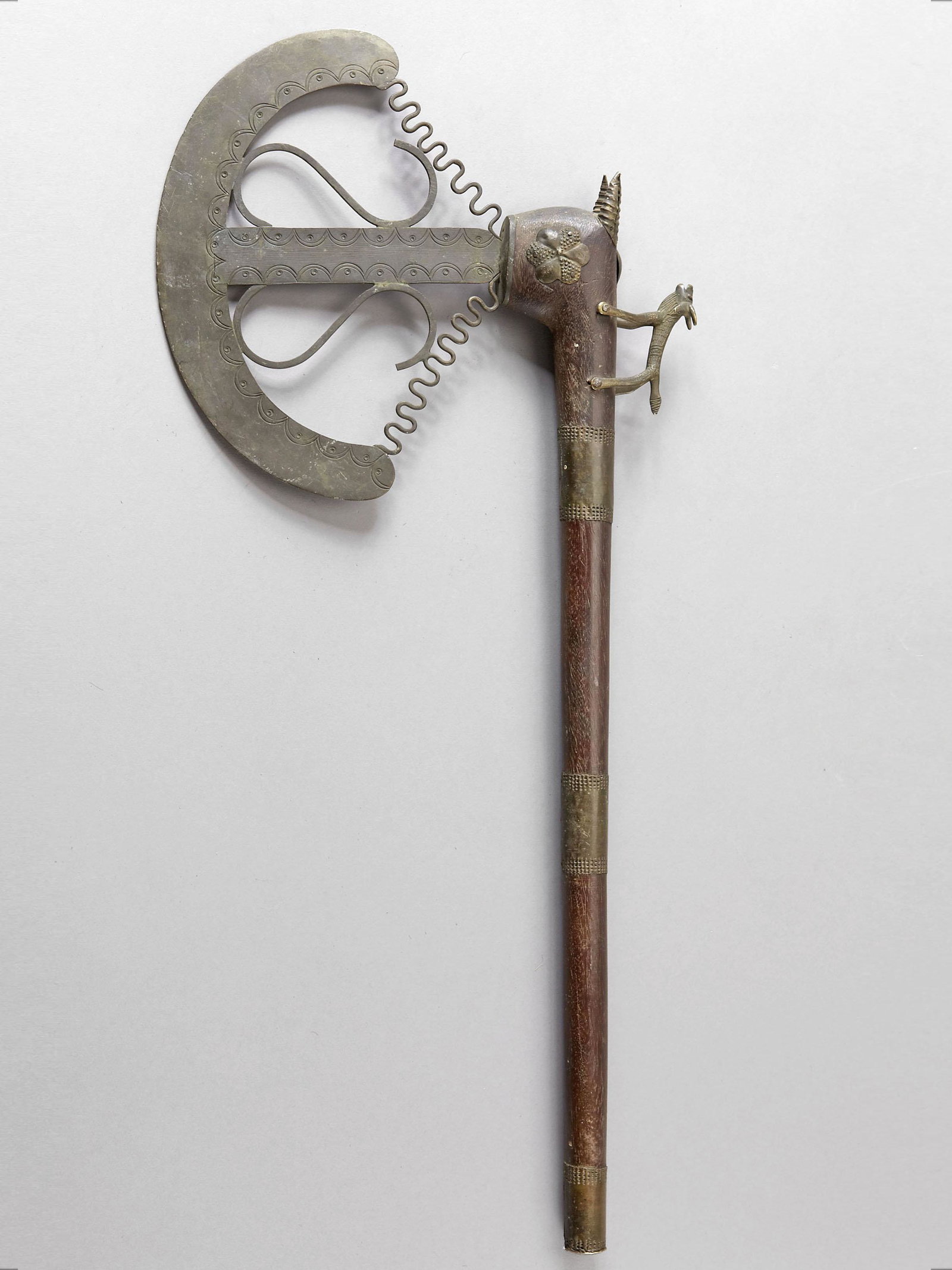 A Fon Récade, "sokpo": Szepter, "sokpo" Fon, Benin Ohne Sockel / without base Holz, Bronze. H 67 cm. B 27 cm. Provenienz: - Galerie Walu, Zürich. - Koller Auktionen, Zürich. Auktion 14, 20.06.2011, Lot 167. - Schw
