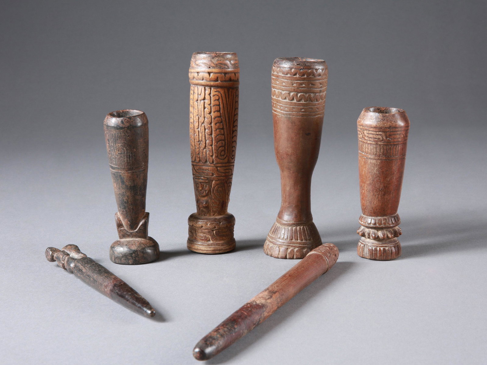 4 Papua Betel Nut Mortar and 2 Pestles: 4 Betelnussmörser und 2 Stössel Papua-Neuguinea, Trobriand Insel, Milne Bay Province Ohne Sockel / without base Holz. H 11,5 - 22 cm. Provenienz: Schweizer Privatsammlung, Basel. CHF 100 / 2