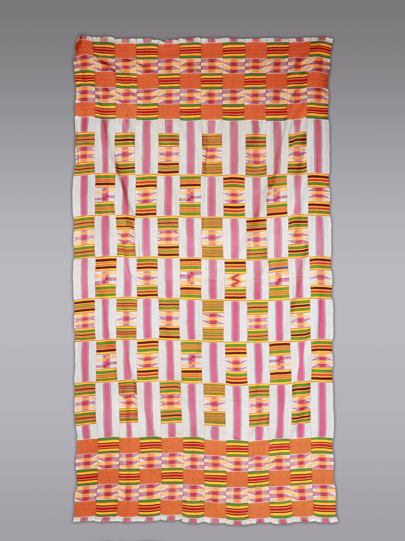 An Asante Cloth, "kente": Wickelgewand, "kente" Asante, Ghana Ohne Sockel / without base Baumwolle. B 106 cm. L 195 cm. Provenienz: Schweizer Privatsammlung, Zürich. Die farbenfrohen kente genannten Umschlagtücher be