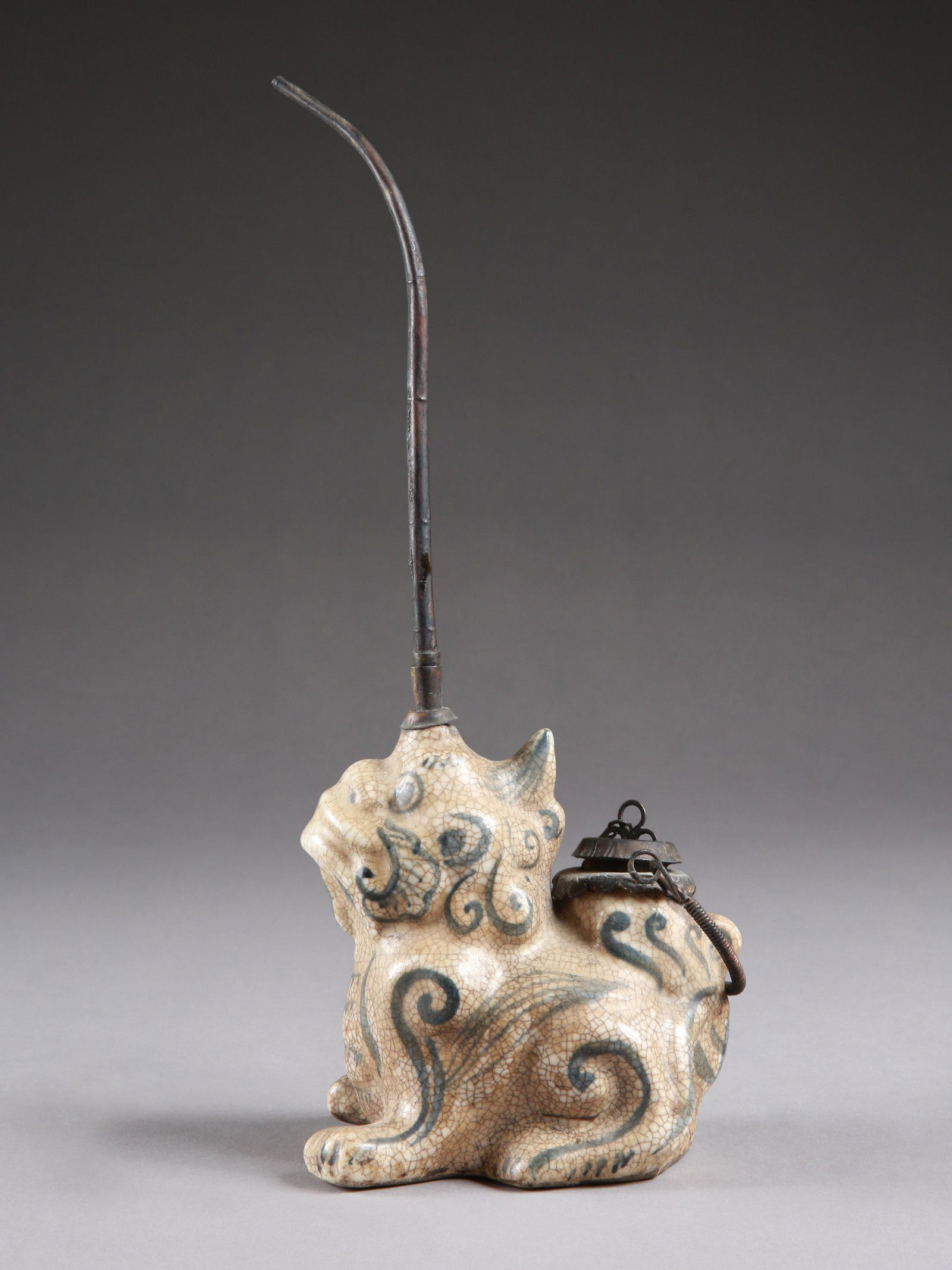 A Chinese Porcelain Water Pipe: Porzellan Wasserpfeife China Ohne Sockel / without base Keramik, Metall. H Gefäss: 14 cm. Mit Rohr: 29,5 cm. Provenienz: Schweizer Privatsammlung. CHF 200 / 400 EUR 200 / 400