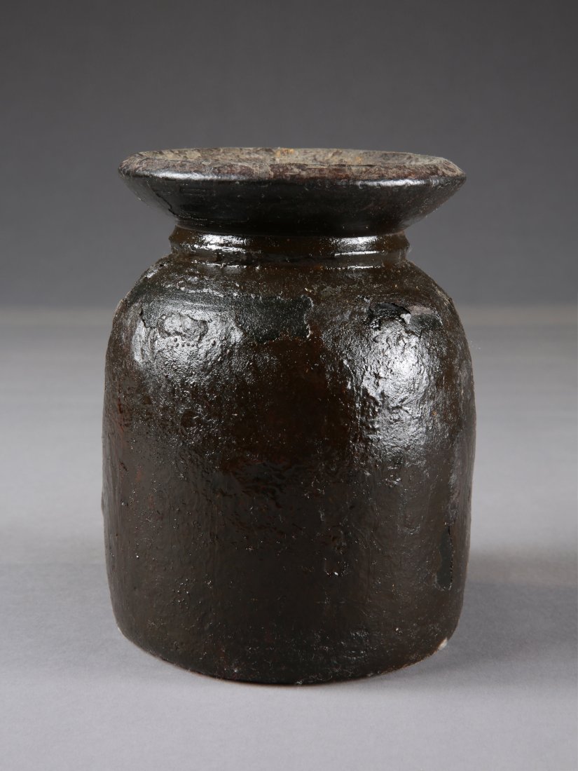 A Nepalese Vessel: Gefäss Nepal Ohne Sockel / without base Holz. H 17,5 cm. Ø 12 cm. Provenienz: Sandro Bocola (1931-2022), Zürich. CHF 50 / 100 EUR 50 / 100