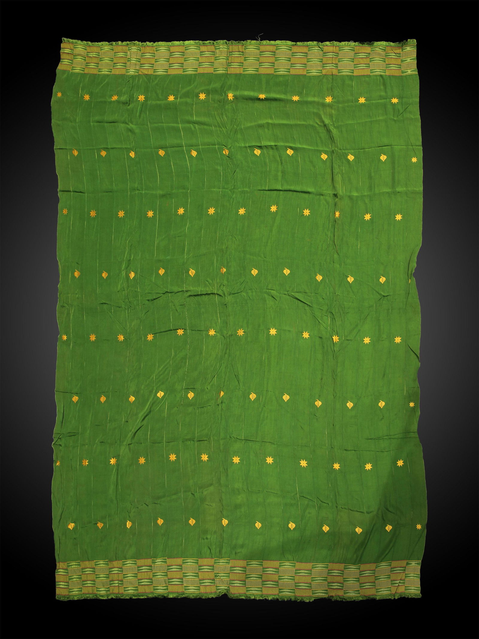 An Asante Cloth, "kente": Wickelgewand, "kente" Asante, Ghana Ohne Sockel / without base Baumwolle. B 220 cm. L 320 cm. Provenienz: - Galerie Walu, Zürich. - Hammer Auktion 78, 26.08.2021, Lot 37. - amerikanische Privatsa