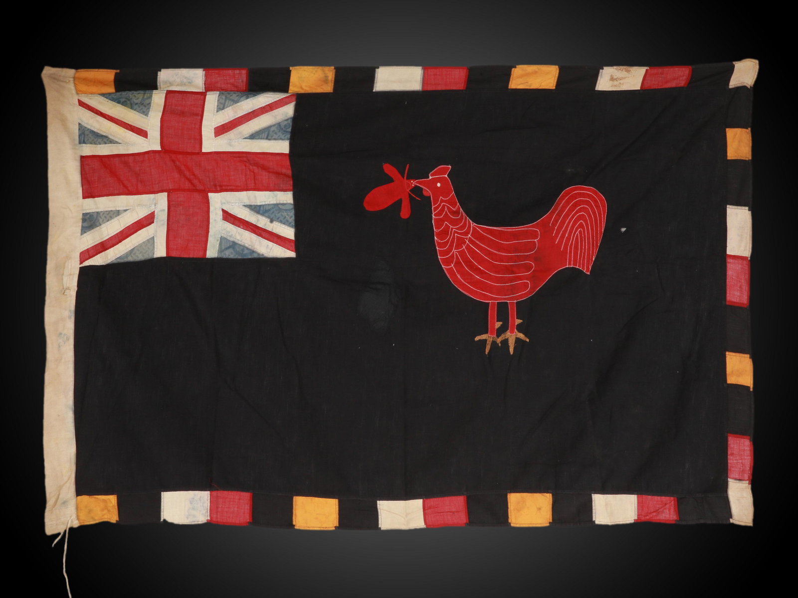 A Fante Flag, "asafo": Flagge, "asafo" Fante, Ghana Ohne Sockel / without base Baumwolle. B 89 cm. L 151 cm. Provenienz: Sandro Bocola (1931-2022), Zürich. Bis Anfangs des 20. Jahrhunderts waren Asafo genannte traditio