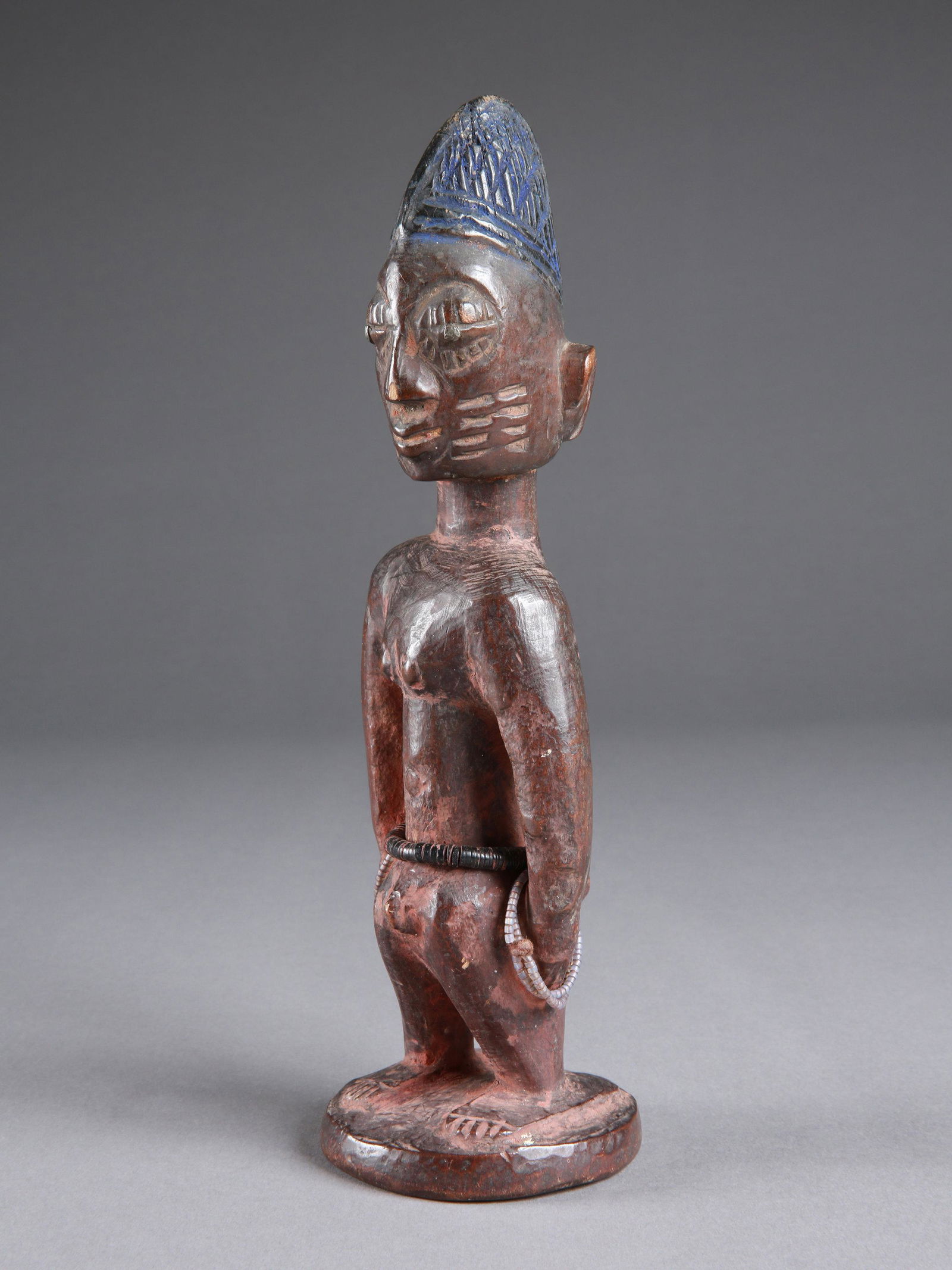 A Yoruba Twin Figure, "ere ibeji": Zwillingsfigur, "ere ibeji" Yoruba, Nigeria Ohne Sockel / without base Holz. H 26 cm. Provenienz: Schweizer Privatsammlung, Weggis (1960er-Jahre in situ erworben). Über Zwillinge wurde schon imme