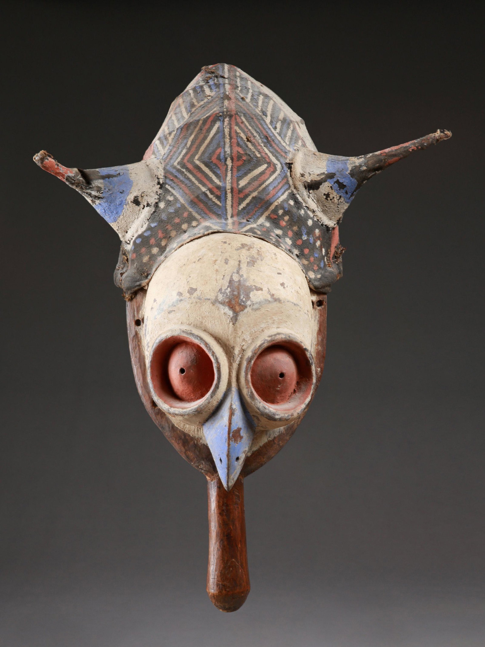 A Yaka Owl-Mask, "ndeemba": Eulen-Maske, "ndeemba" Yaka, DR Kongo Ohne Sockel / without base Holz, Korbgeflecht, Textil. H 50 cm. B 31 cm. Provenienz: - lt. Sammlungsblatt: Émile-François Chambon (1905-1993), Genf (199