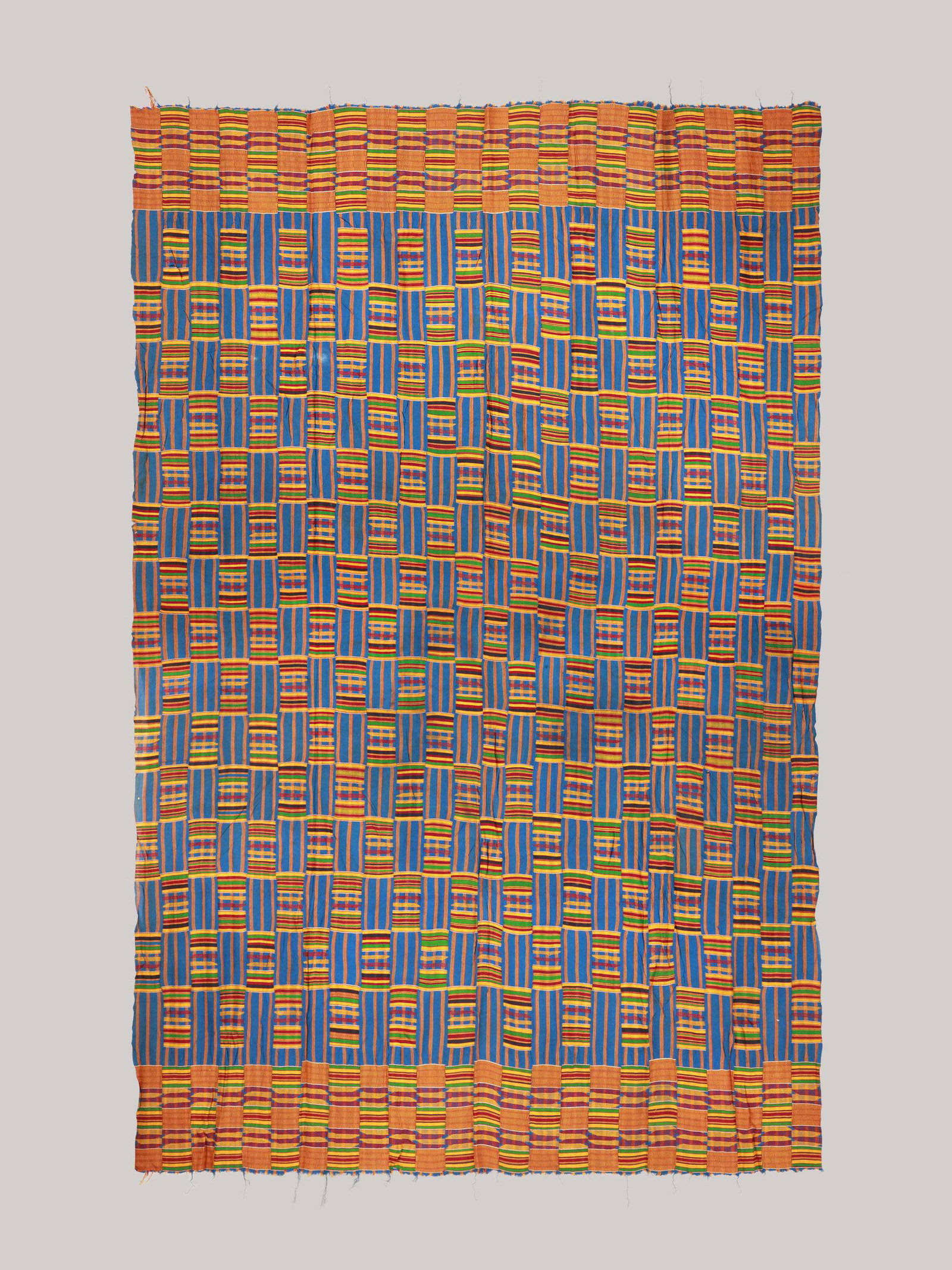 An Asante Cloth, "kente": Wickelgewand, "kente" Asante, Ghana Ohne Sockel / without base Baumwolle. B 190 cm. L 310 cm. Provenienz: Galerie Walu, Basel. Die farbenfrohen kente genannten Umschlagtücher bestehen aus bis zu 