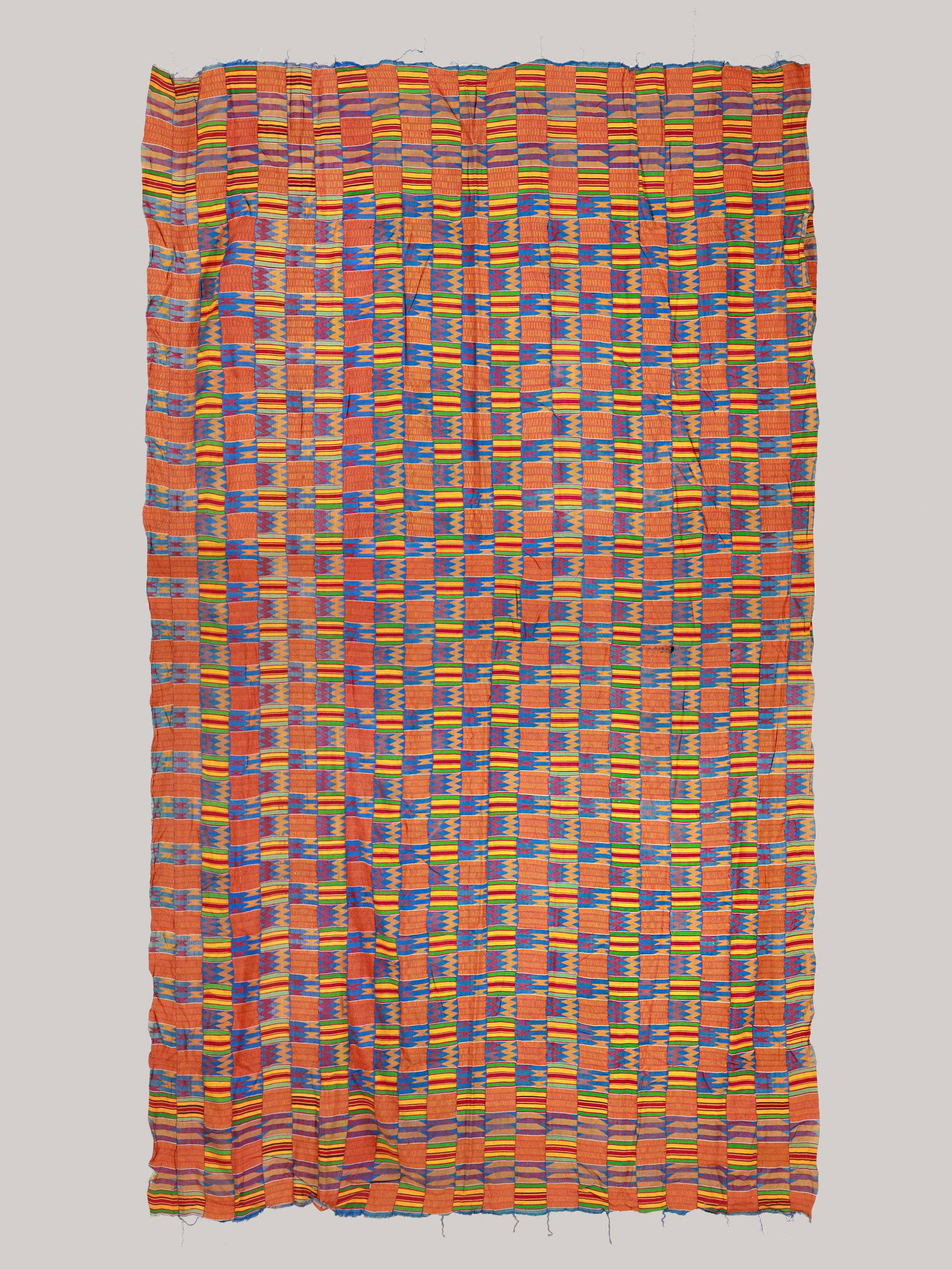 An Asante Cloth, "kente": Wickelgewand, "kente" Asante, Ghana Ohne Sockel / without base Baumwolle. B 180 cm. L 310 cm. Provenienz: Galerie Walu, Basel. Die farbenfrohen kente genannten Umschlagtücher bestehen aus bis zu 