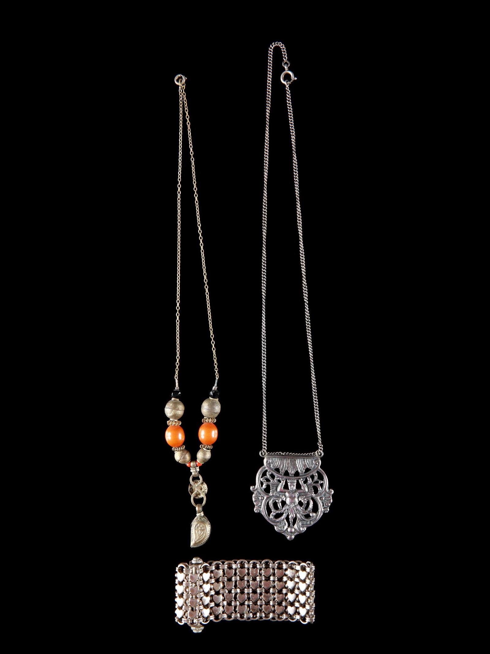 2 Indian Necklaces and a Bracelet: 2 Colliers und ein Armband Indien Ohne Sockel / without base Silber, Bernstein. L 17 - 28 cm. Provenienz: Schweizer Privatsammlung, Basel. CHF 100 / 200 EUR 100 / 200