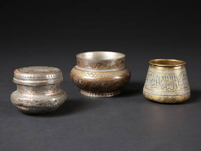 2 Islamic Containers and a Mamluk Cup, 18th / 19th century: 2 Behälter und eine Tasse Islamisch, Mamluken, Syrien, Afghanistan, Türkei Ohne Sockel / without base Kupferlegierungen. H 6,5 - 7 cm. Provenienz: Gérald Minkoff (1937-2009) und Muriel