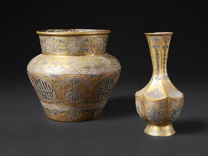 A Sirian Basin and a Sirian Vase: Basin und Vase Islamisch, Syrien Ohne Sockel / without base Kupferlegierungen. H 16 cm. Provenienz: Gérald Minkoff (1937-2009) und Muriel Olesen (1948-2020), Genf. Gérald Minkoff und Muriel