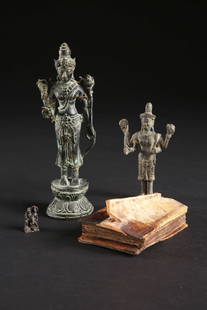 3 Indian Figures and a Batak Divination Book, "pustaha": 3 Figuren, 1 Orakelbuch, "pustaha" Indien / Myanmar / Indonesien, Sumatra Ohne Sockel / without base Bronze, Knochen. H 3 - 20,5 cm. Provenienz: Christian Zingg (1956-2023), La Chaux-de-Fonds. 