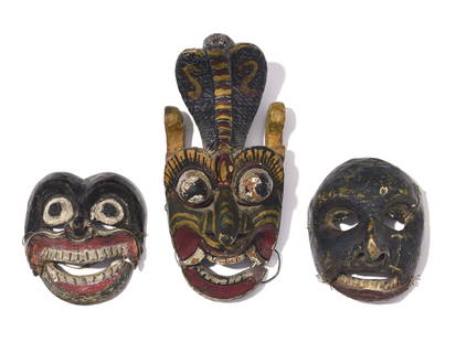 3 Sri Lankan Painted Wooden Masks: 3 Masken Sri Lanka Ohne Sockel / without base Holz. H 14 - 27 cm. Provenienz: - HDV Piguet, Genf, 07.09.2022, Lot 3532. - Gérald Minkoff (1937-2009) und Muriel Olesen (1948-2020), Genf. 