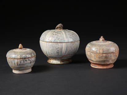 3 Sawankhalok Vessels: 3 Dosen mit Deckeln Sawankhalok, Thailand Ohne Sockel / without base Keramik. H 8,5 - 13,5 cm. &#216; 7 - 12 cm. Provenienz: Schweizer Privatsammlung, Basel. CHF 200 / 400