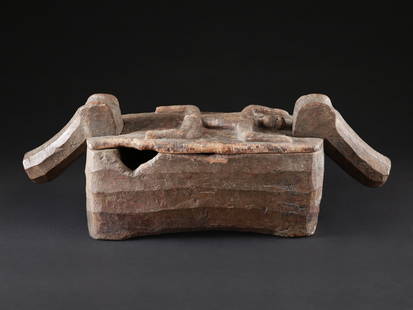 An Ifugao Ritual Box, "punamhan": Rituelle Box, "punamhan" Ifugao, Philippinen Ohne Sockel / without base Holz. H 23 cm. L 65 cm. Provenienz: - lt. handschriftlicher Notiz "Schoeffel, 1990". - G&#233;rald Minkoff (1937-2009) und Murie