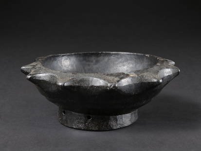 An Ifugao Bowl, "duyu": Schale, "duyu" Ifugao, Philippinen Ohne Sockel / without base Holz. H 8 cm. B 21 cm. Provenienz: Gérald Minkoff (1937-2009) und Muriel Olesen (1948-2020), Genf. Gérald Minkoff und Muriel Ole