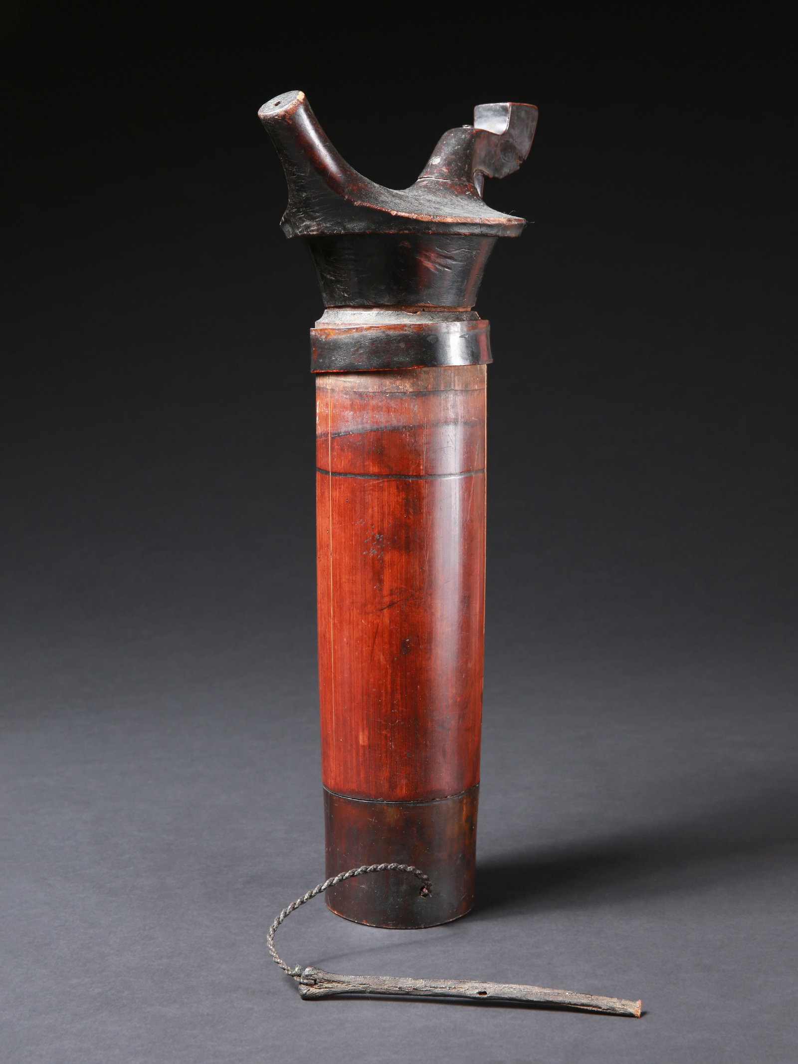 A Batak Palm Wine Container, "kitang": Palmweingefäss, "kitang" Batak, Indonesien, Sumatra Ohne Sockel / without base Bambus, Holz. H 49 cm. Provenienz: Gérald Minkoff (1937-2009) und Muriel Olesen (1948-2020), Genf. Gérald