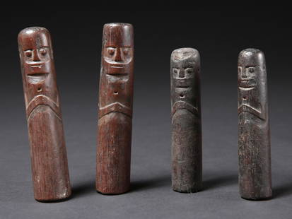 4 Toba Batak Magic Ritual Figurines of a Shaman: 4 rituelle Schamanenfiguren Toba Batak, Indonesien, Sumatra Insel Ohne Sockel / without base Holz. H 11 - 13 cm. Provenienz: Gérald Minkoff (1937-2009) und Muriel Olesen (1948-2020), Genf. Gé