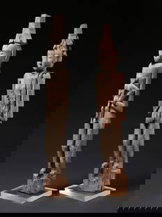 A Pair of Dayak Figures, "hampatong": Figuren-Paar, "hampatong" Dayak, Indonesien, Borneo Insel Mit Sockel / with base Holz. H 64,5 - 69 cm. Provenienz: Gérald Minkoff (1937-2009) und Muriel Olesen (1948-2020), Genf. Gérald Mink