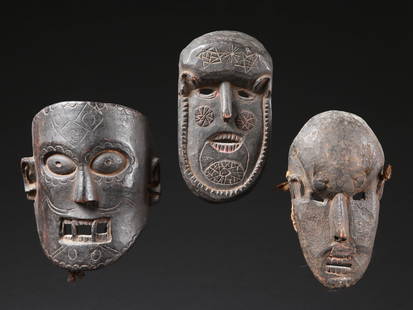 3 Gurung Masks: 3 Masken Gurung, Nepal Ohne Sockel / without base Holz. H 21,5 - 22,5 cm. Provenienz: G&#233;rald Minkoff (1937-2009) und Muriel Olesen (1948-2020), Genf. G&#233;rald Minkoff und Muriel Olesen Muriel