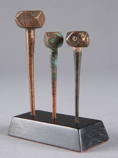 3 Peul Hairpins: 3 Haarnadeln Peul, Niger Mit Sockel / with base Kupferlegierungen. H 7,6 - 9,4 cm. Provenienz: - Ren&#233; David (1928-2015), Z&#252;rich, Schweiz. - Hammer Auktionen, Basel, Schweiz. Auktion 71, 22.1