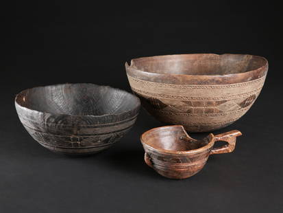 2 Tuareg Vessels ("tazawat") and a Ladle ("tamulat"): 2 Schalen ("tazawat") und eine Schöpfkelle ("tamulat") Tuareg, Mali / Niger Ohne Sockel / without base Holz. H 8,5 - 18 cm. Ø 16 - 37 cm. Provenienz: 2 Schalen: - John Graham, Melbourne, Aus