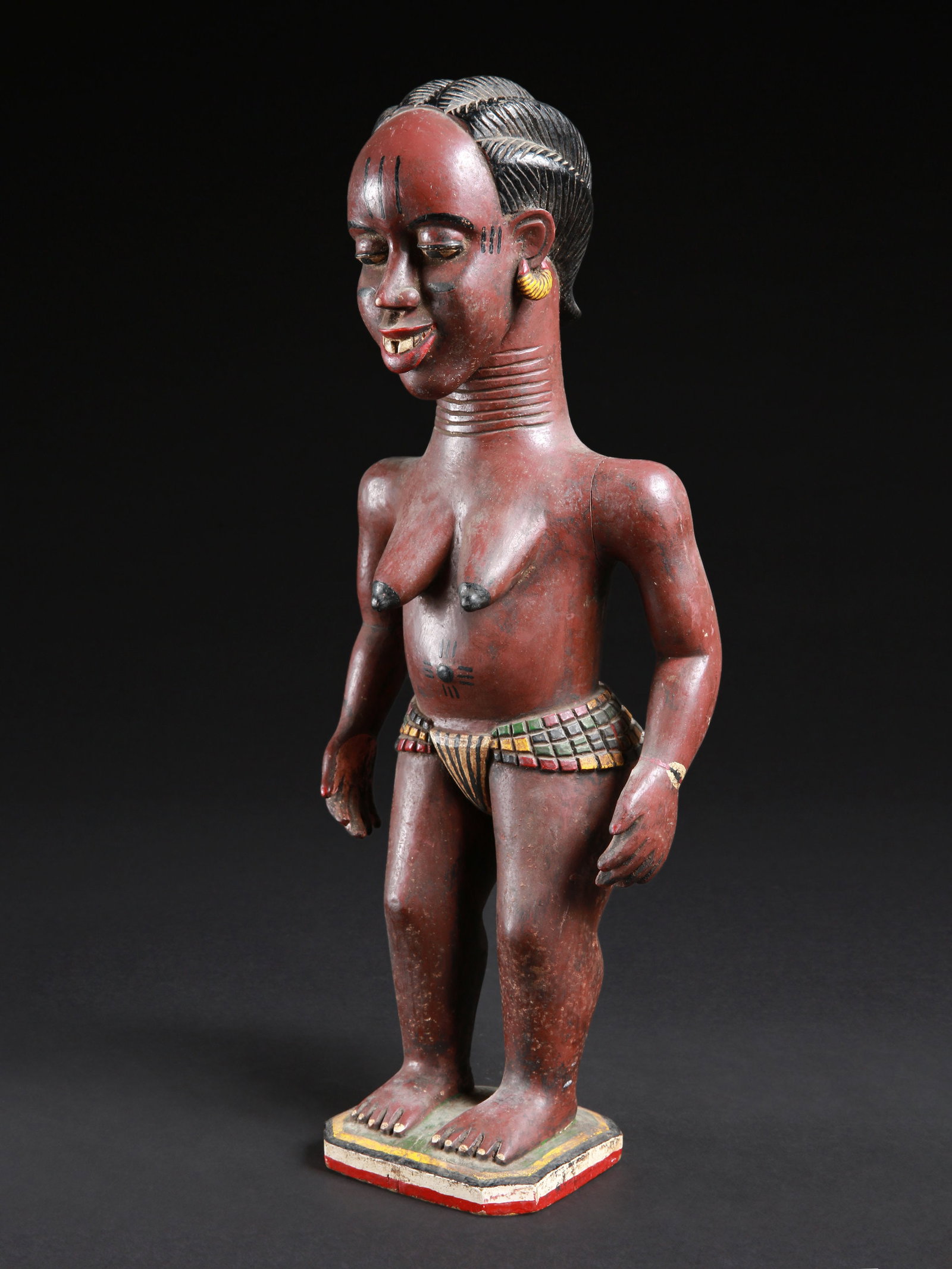 A Guro Figure, "mi iri nä": Stehende weibliche Figur, "mi iri nä" Guro, Côte d’Ivoire Im Stil des Schnitzers Sabu bi Boti Ohne Sockel / without base Holz. H 49 cm. Provenienz: Beatrice Leutert und Marcel Plü