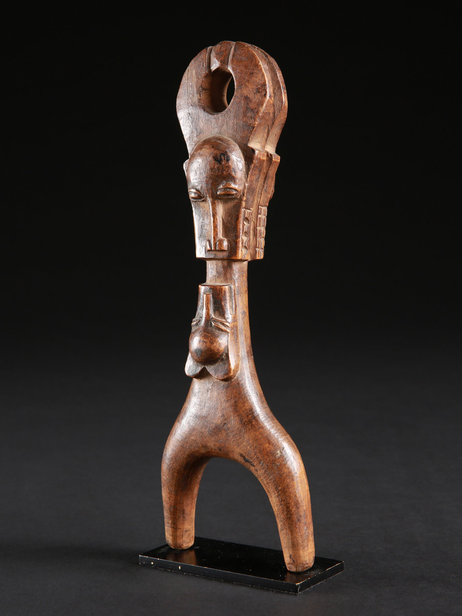 A Baule Slingshot, "potomowaka": Steinschleuder, "potomowaka" Baule, Côte d’Ivoire Mit Sockel / with base Holz. H 22,5 cm. Provenienz: - Galerie Dettinger-Mayer, Lyon, Frankreich. - Christian Zingg (1956-2023), La Chaux-de
