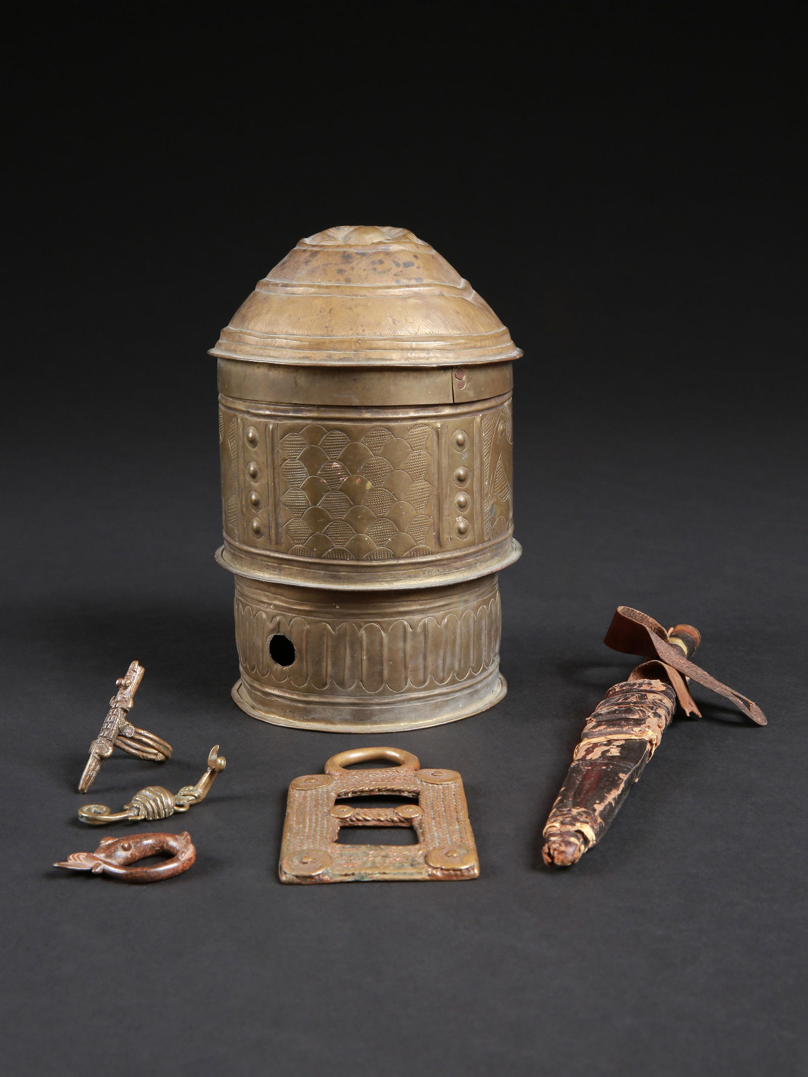 A "Kuduo", a Dagger, a Pendant, a Ring and 2 Weights (1 of 7)