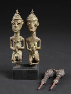 2 Yoruba Pairs of Figurative Rods, "edan ogboni": 2 Figürliche Stab-Paare, "edan ogboni" Yoruba, Nigeria Mit Sockel / with base Gelbguss, Eisen. H 14 - 15 cm. Provenienz: Beatrice Leutert und Marcel Plüss, Thurgau, Schweiz. Das Wohlergehen