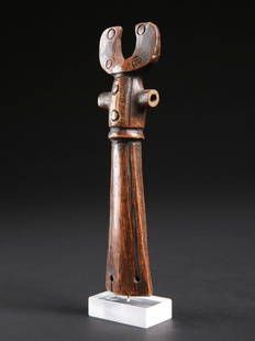 A Bamileke Flute: Fl&#246;te Bamileke, Kamerun Mit Sockel / with base Holz. H 21,5 cm. Provenienz: - Piet van Boxel, Den Haag, Niederlande. - de Zwaan Auktion, Amsterdam, Niederlande. 10.05.2022. Lot 3701. - Christian