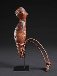 A Kuba Flute: Anthropomorphe Flöte Kuba-Kete, DR Kongo Mit Sockel / with base Holz, Raphia. H 22 cm. Provenienz: - John und Nicole Dintenfass, New York, NY, USA. - Fily Keita, Los Angeles, CA, USA. - Galerie J