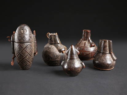 5 Kongo-Kugni Powder Flasks, "tutukipfula": 5 Pulverbehälter, "tutukipfula" Kongo und Sundi, République Démocratique du Congo und République du Congo Ohne Sockel / without base Holz, Schnur. H 10 - 15 cm. Provenienz: - Raoul
