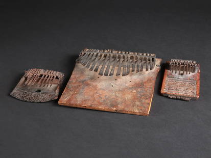 3 Chokwe Lamellaphones, "tyitanzi": 3 Lamellophone, "tyitanzi" Chokwe, Angola Ohne Sockel / without base Holz, Eisen. L 10 - 21,5 cm. Provenienz: - Piet van Boxel, Den Haag, Niederlande. - de Zwaan Auktion, Amsterdam, Niederlande. 10.05