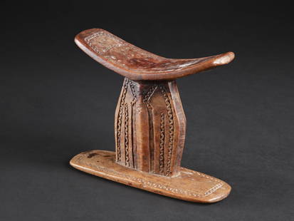 An Oromo Headrest (Neckrest), "booratti": Kopfst&#252;tze (Nackenst&#252;tze), "booratti" Oromo, &#196;thiopien Ohne Sockel / without base Holz. H 17 cm. B 21 cm. Provenienz: Christian Zingg (1956-2023), La Chaux-de-Fonds, Schweiz (2020). Sic