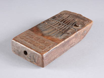 A Zaramo Lamellaphone, "mucapata": Sanza, Lamellophon, "mucapata" Zaramo, Tansania Ohne Sockel / without base Holz, Eisen. H 22 cm. Provenienz: - Peter Stettler (1939-1998) und Erica Stettler-Schnell (1940-2019), Basel, Schweiz. - Gale