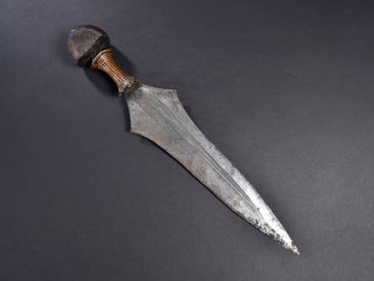A Topoke Short Sword, "genya": Kurz-Schwert, "genya" Topoke, Lokele, Tetela, Mbole, Boa, Lela, DR Kongo Ohne Sockel / without base Holz, Eisen, Kupfer. H 41 cm. Provenienz: Helmut (1931-2021) und Marianne Zimmer, Zürich, Schwe