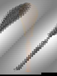 A Momvu Short Sword: Kurz-Schwert Momvu, Bubu, Mangbele, DR Kongo Ohne Sockel / without base Holz, Eisen. L 43 cm. Provenienz: Helmut (1931-2021) und Marianne Zimmer, Zürich, Schweiz. Zeremonialwaffen zeichnen sich d
