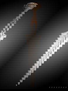 A Congolese Sword: Kurz-Schwert Mongo Komplex, DR Kongo Ohne Sockel / without base Holz, Eisen, Polsternägel. H 60,5 cm. Provenienz: Helmut (1931-2021) und Marianne Zimmer, Zürich, Schweiz. Zeremonialwaffen ze