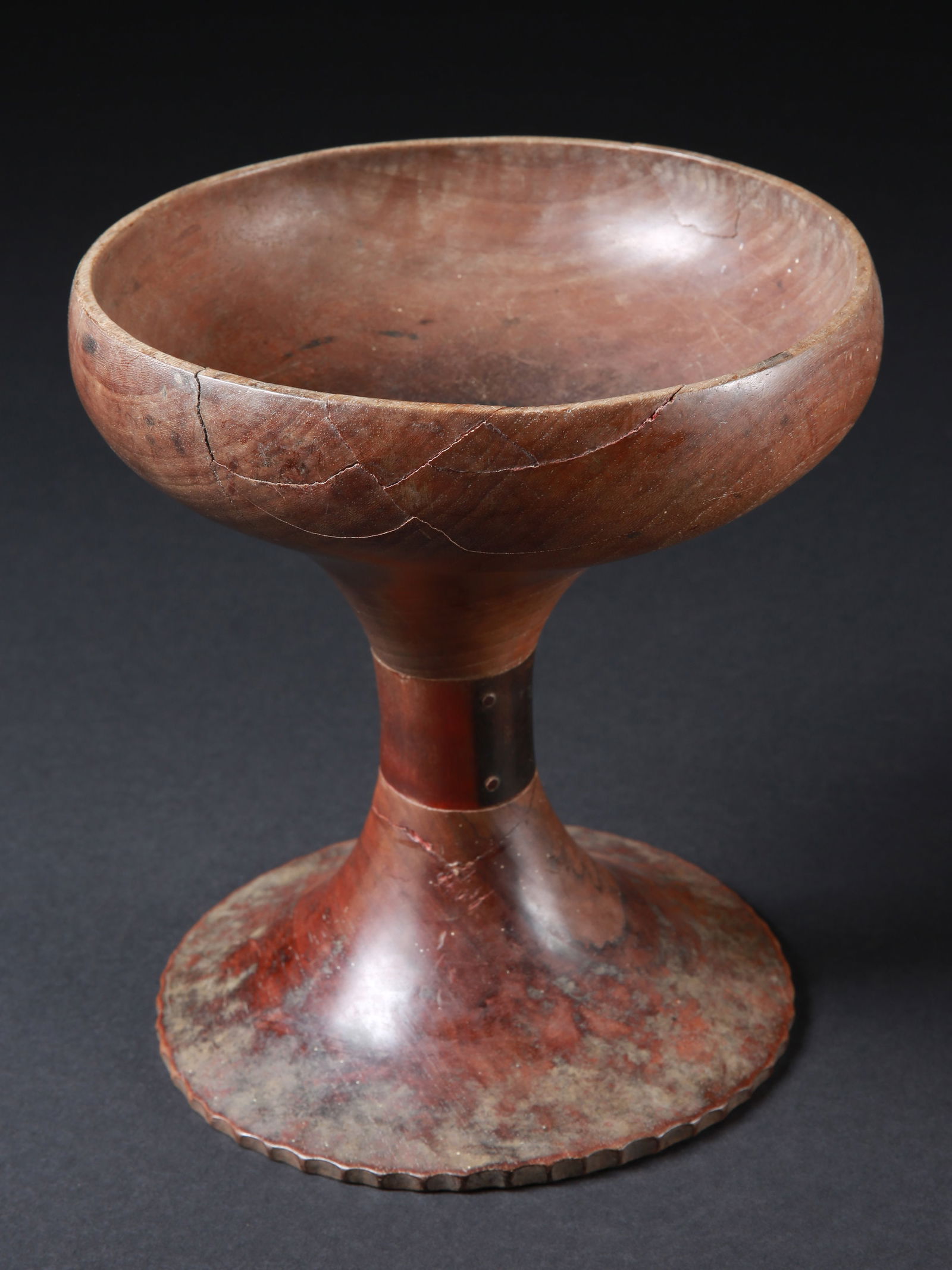 A Torajan Rice Cup, "dulong": Reisbecher, "dulong" Toraja, Indonesien, Sulawesi Ohne Sockel / without base Holz. H 22 cm. Provenienz: Gérald Minkoff (1937-2009) und Muriel Olesen (1948-2020), Genf. Gérald Minkoff und Mur