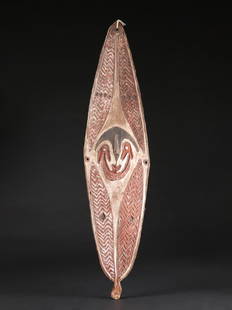 An Urama Spirit Board, "gope": Votiv-Platte, "gope" Urama, Papua-Neuguinea, Golfprovinz, Golf von Papua Ohne Sockel / without base Holz. H 139,5 cm. B 34 cm. Provenienz: - Charles Deprez (1938 - 2018), Lutry. - Erbengemeinschaft De