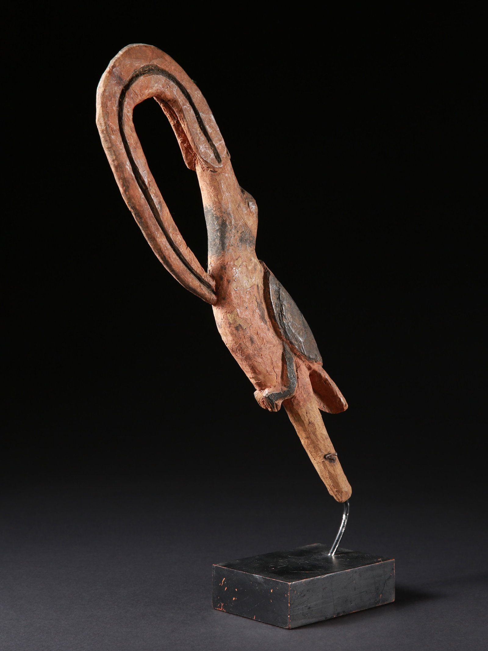 A Sepik Ceremonial Flute Stopper: Endstück einer Zeremonialflöte (sog. Flötenstöpsel) Sepik, Papua-Neuguinea, East Sepik Provinz, Sepik Fluss Gebiet Mit Sockel / with base Holz. H 46 cm. Provenienz: Gérald Min