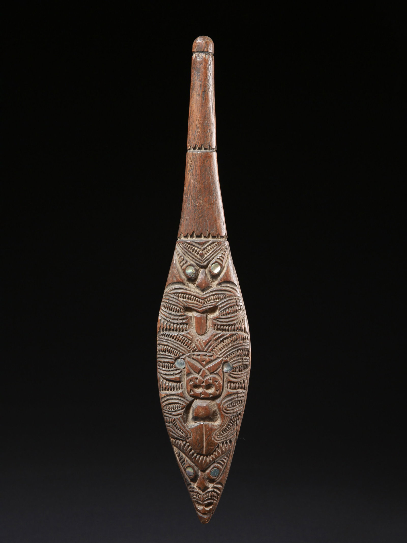 A Maori Prestige Hand Club: Zeremonial-Paddel Maori, Neuseeland Ohne Sockel / without base Holz, Schneckenschale. H 43,5 cm. Provenienz: Gérald Minkoff (1937-2009) und Muriel Olesen (1948-2020), Genf. Sichtbarer Abdruck ein
