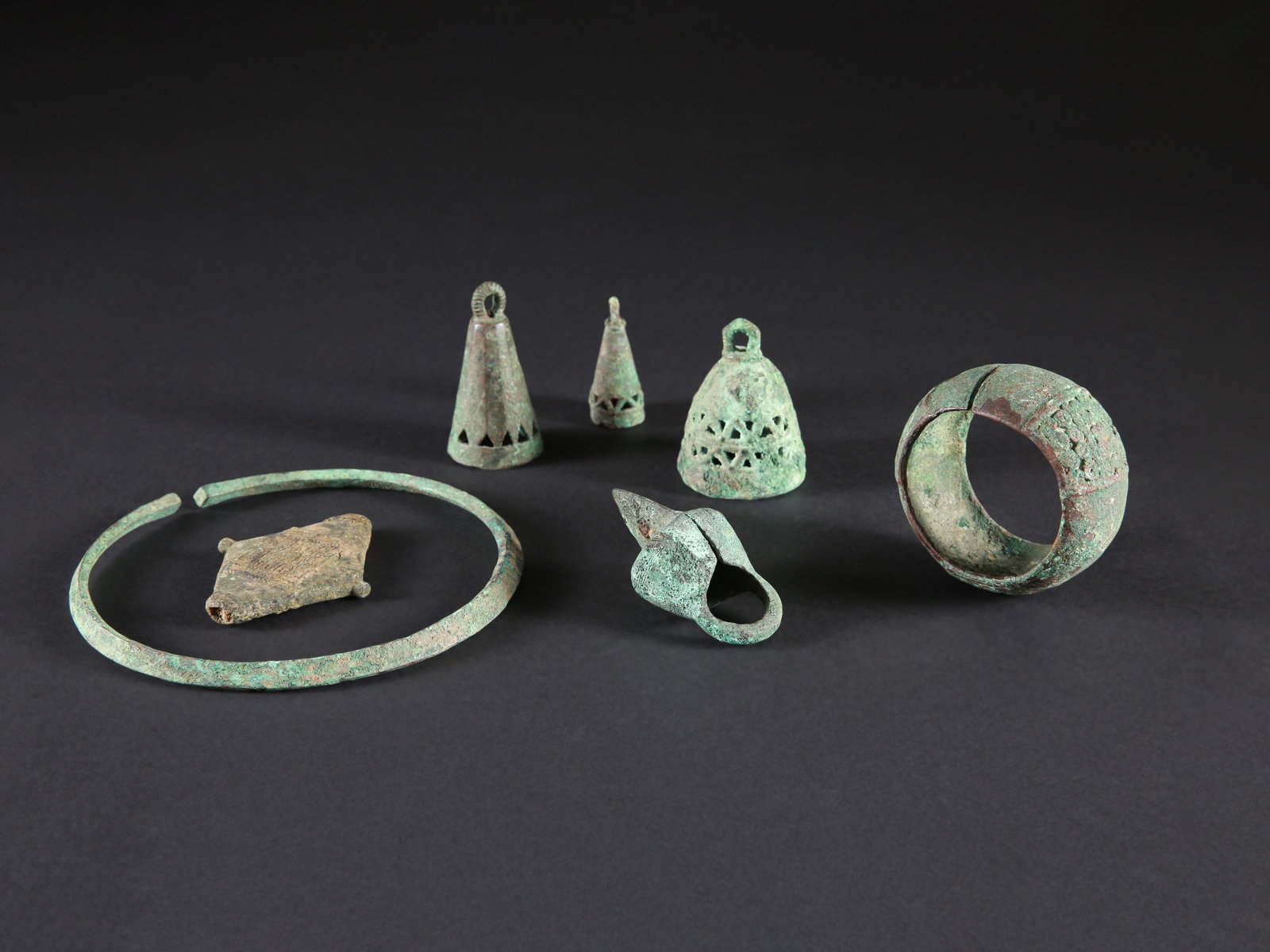 A Djenne Bead, a Bracelet, a Necklace, a Ring and 3 Pendants: Schmuckperle, Armreif, Halsreif, Fingerring und 3 Anhänger Djenne, Mali Ohne Sockel / without base Kupferlegierungen. H 5,5 - 17 cm. Provenienz: Gérald Minkoff (1937-2009) und Muriel Olesen 