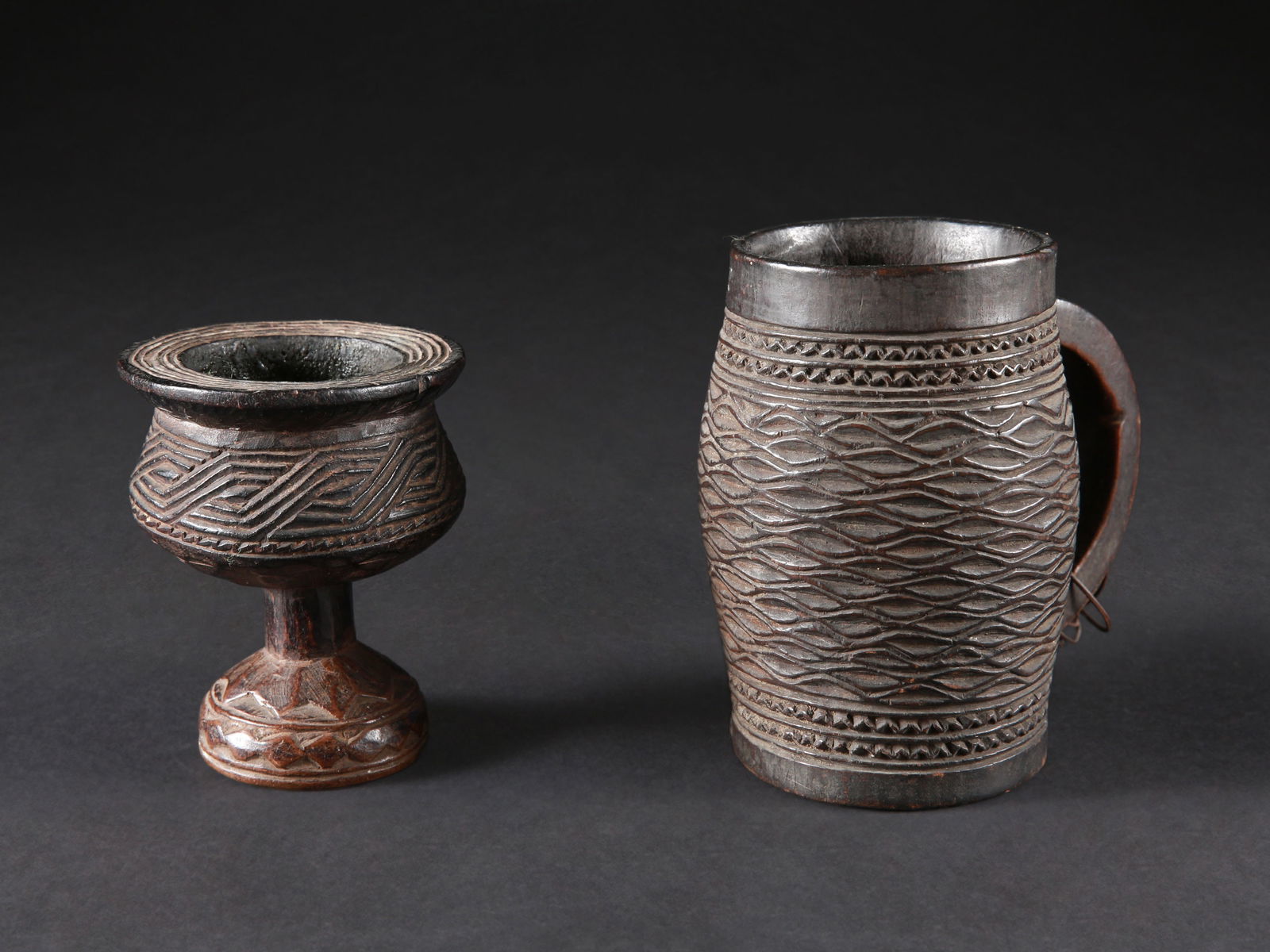 2 Lele Cups: 2 Gefässe Lele, DR Kongo Ohne Sockel / without base Holz. H 10 - 12,5 cm. Provenienz: Gérald Minkoff (1937-2009) und Muriel Olesen (1948-2020), Genf. Publiziert: Minkoff, Gérald (1997).