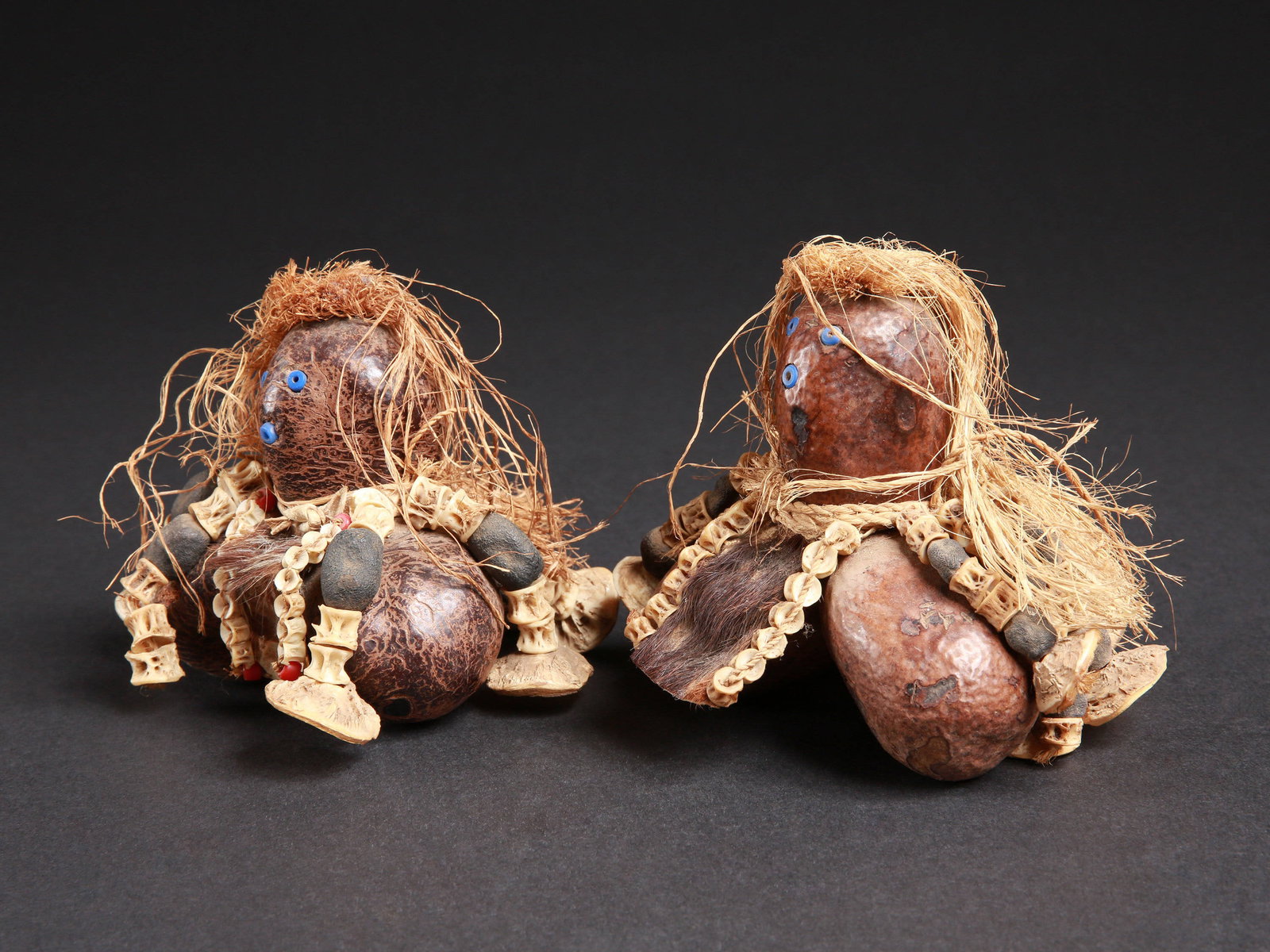 2 Turkana Dolls, "ngide": 2 Figuren, "ngide" Turkana, Kenia Ohne Sockel / without base Holz, Glasperlen, Leder, Schnur. H 11,5 - 12 cm. Provenienz: - Edmond (Edi) Remondino, Burundi und Zürich. - Schweizer Privatsammlung,