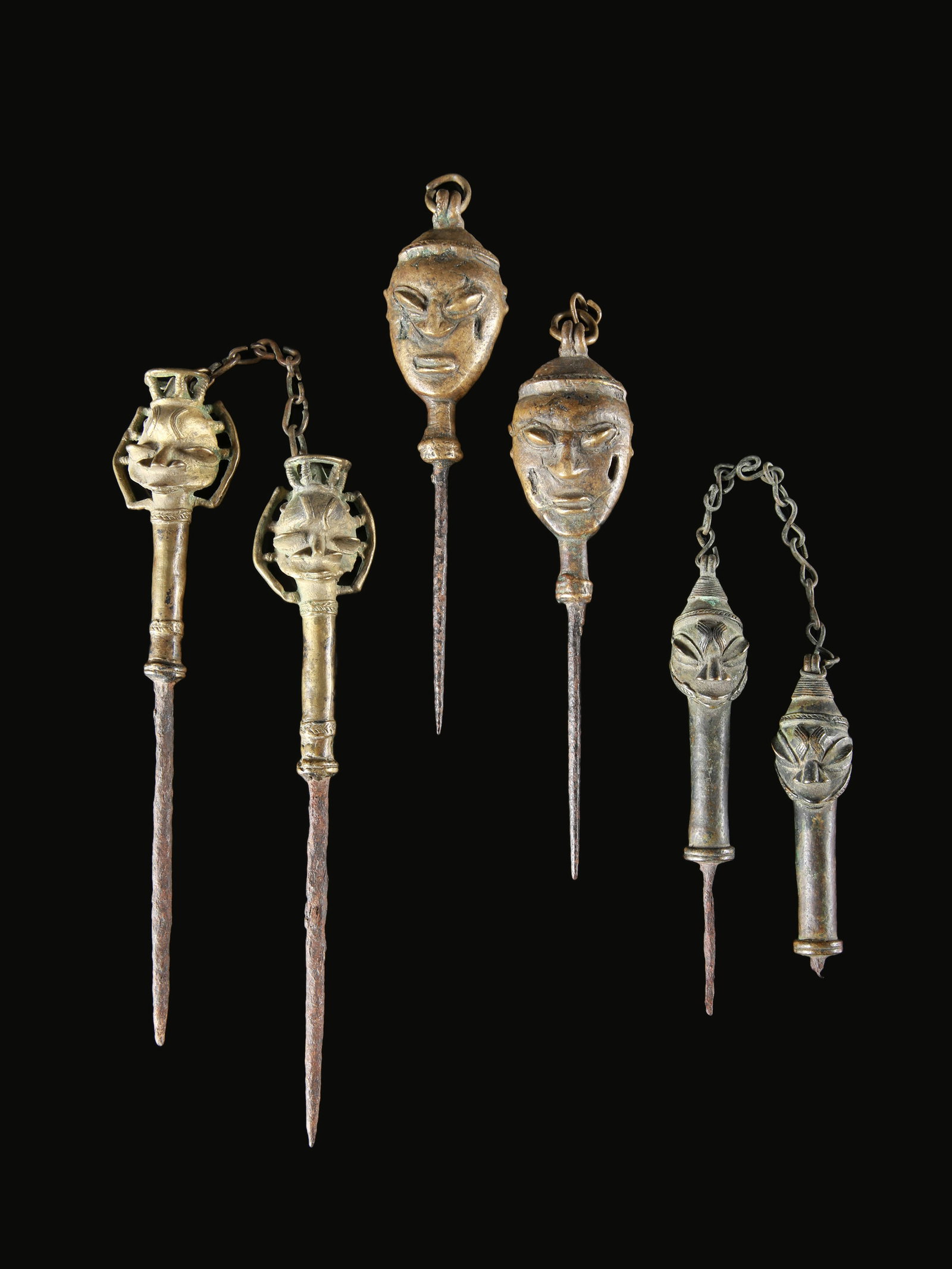 3 Yoruba Pairs of Staffs, "edan ogboni": 3 Stab-Paare, "edan ogboni" Yoruba, Nigeria Ohne Sockel / without base Eisen, Bronze. H 11 - 23 cm. Provenienz: Gérald Minkoff (1937-2009) und Muriel Olesen (1948-2020), Genf. Das Wohlergehen der