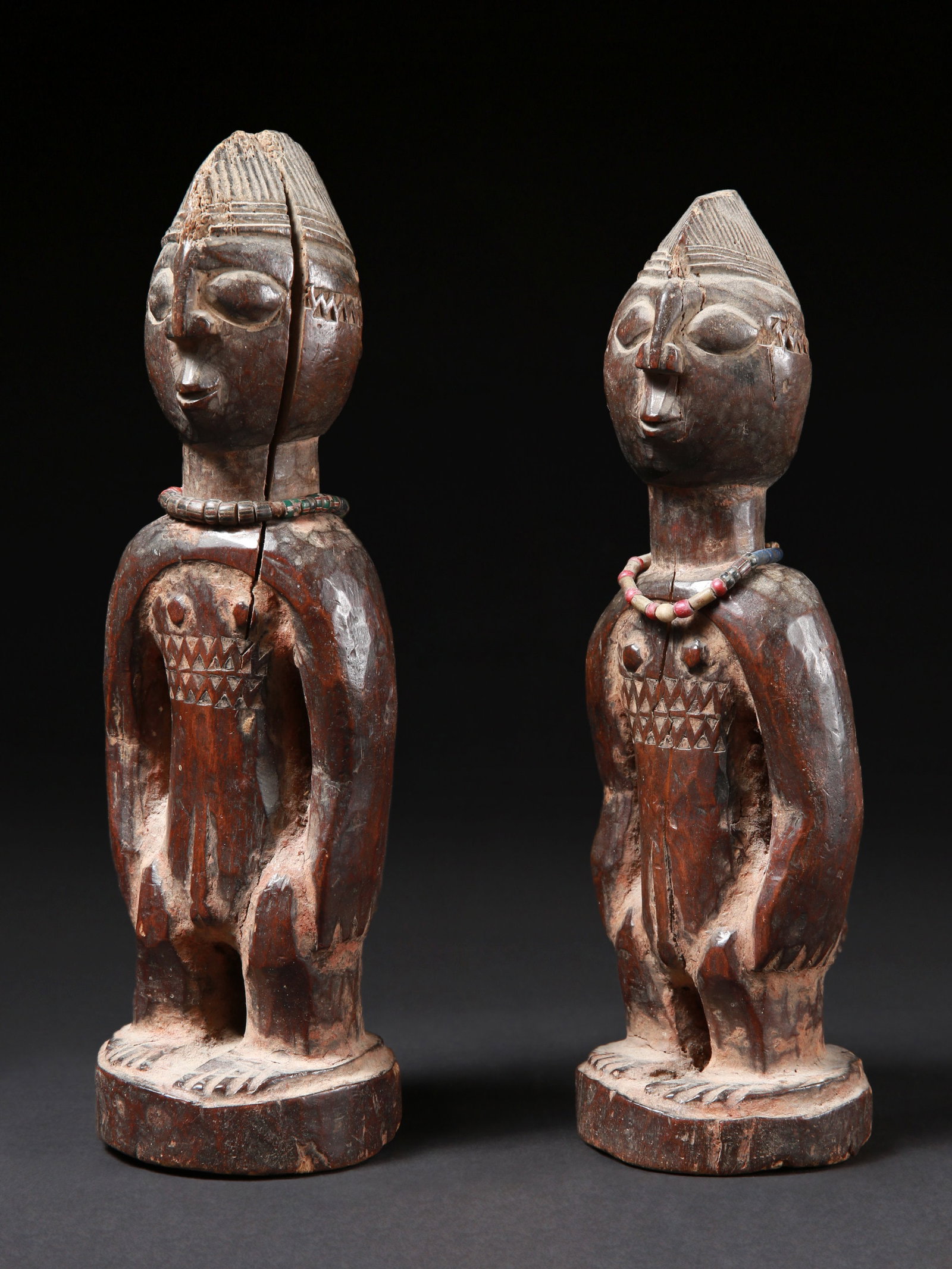 A Yoruba Pair of Twin Figures, "ere ibeji": Zwillingsfigurenpaar, "ere ibeji" Yoruba, Nigeria Ohne Sockel / without base Holz. H 26,5 - 27,5 cm. Provenienz: Gérald Minkoff (1937-2009) und Muriel Olesen (1948-2020), Genf. Über Zwilling