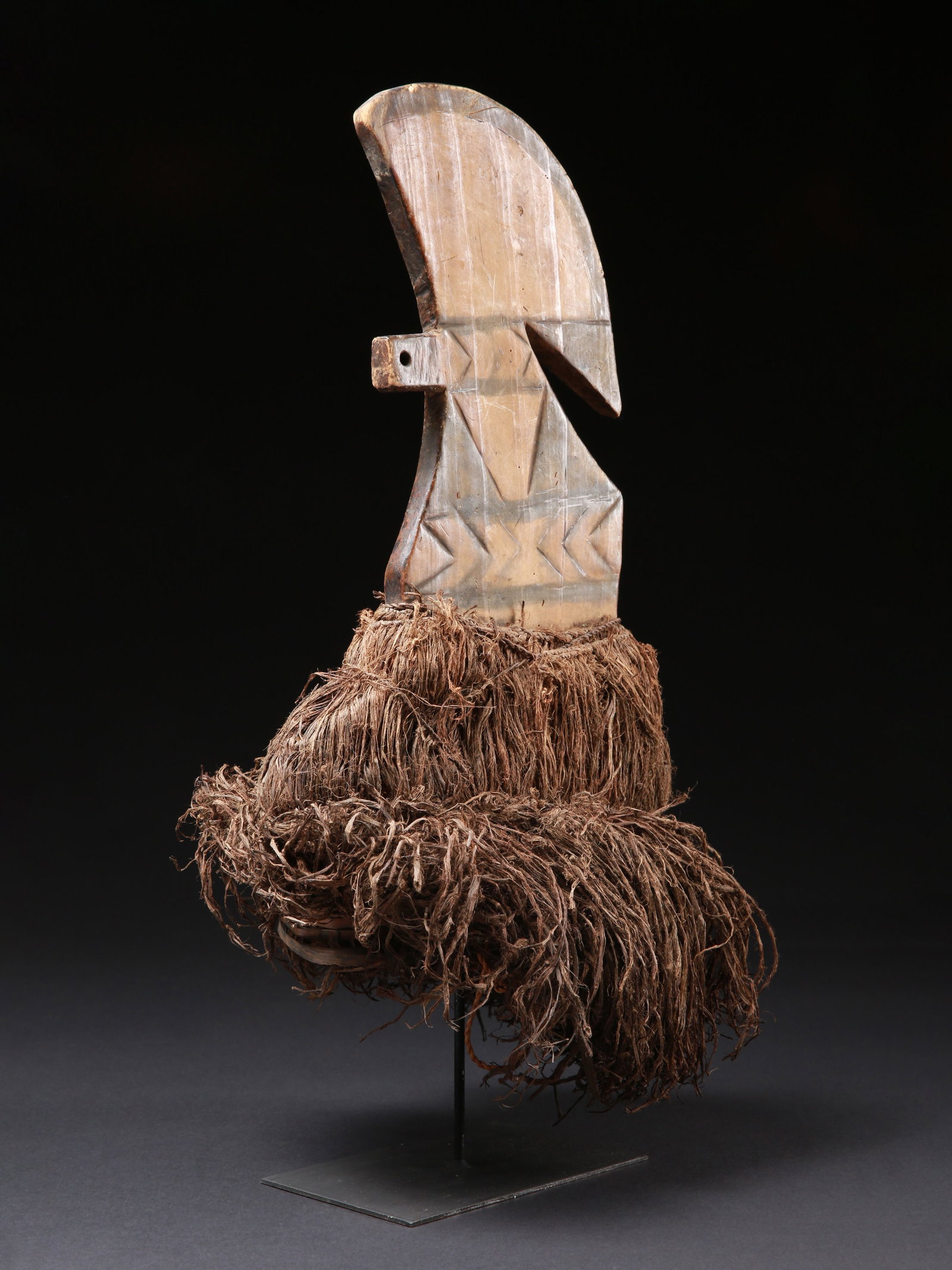 A Budja Headdress: Kopfaufsatz Budja, DR Kongo Mit Sockel / with base Holz, Raphia. H 49 cm. Provenienz: Gérald Minkoff (1937-2009) und Muriel Olesen (1948-2020), Genf. Weiterführende Literatur: Felix, Marc Le