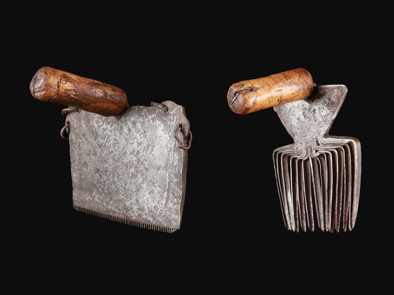 2 Carding Tools: 2 Kardierwerkzeuge Nordafrika Ohne Sockel / without base Eisen, Holz. H 11 - 12,5 cm. B 12 - 20 cm. Provenienz: Gérald Minkoff (1937-2009) und Muriel Olesen (1948-2020), Genf. Vermutlich Importwa